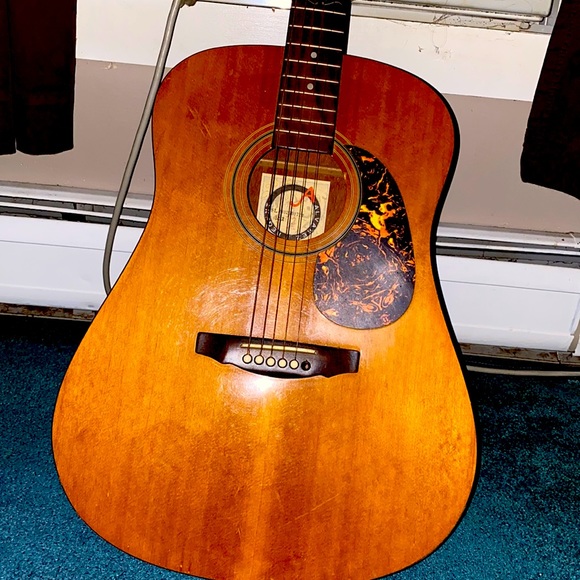 Acoustic Guitar 🎸 - Picture 1 of 3